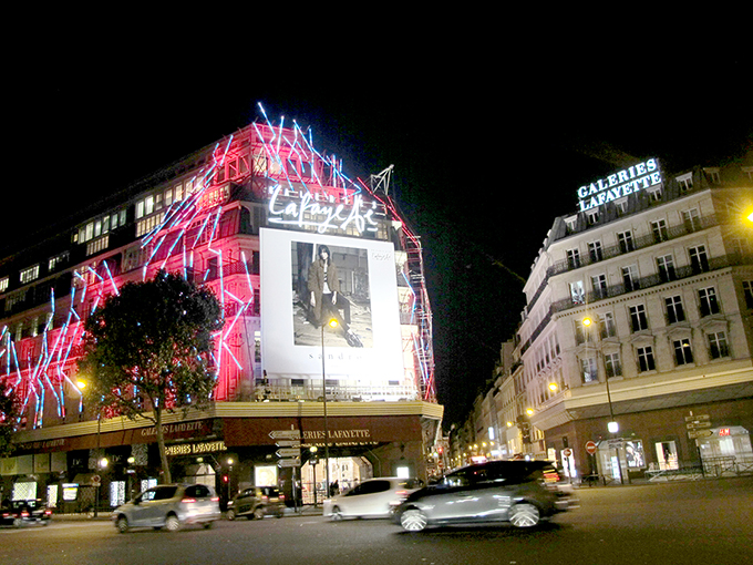 Gedung Galeries Lafayette, Paris, Perancis, di malam hari