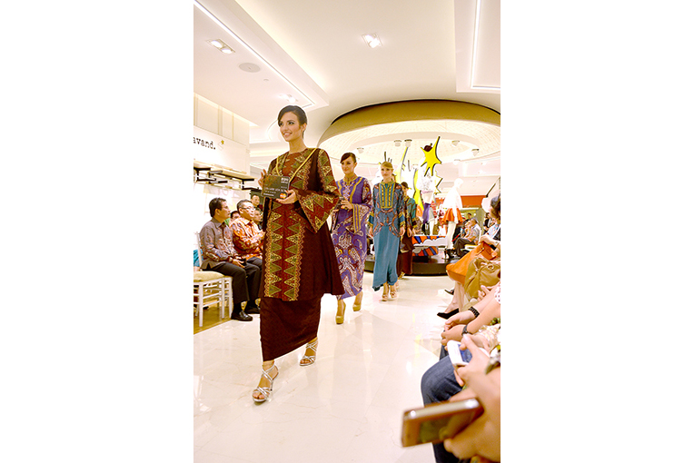 Peragaan busana karya Biyan untuk menyemarakkan peluncuran Kartu Debit BNI Emerald World MasterCard di Galeries Lafayette Jakarta