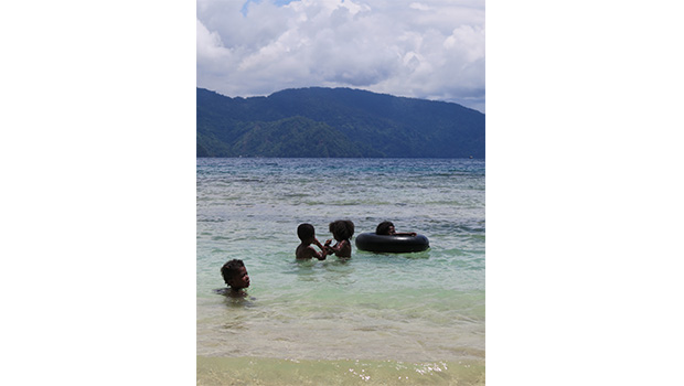 Anak-anak Papua asyik berenang di Pantai Harlem