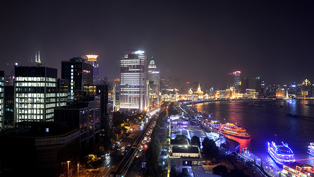 Sungai Huangpu dan Jalan Zhongshan. Gemerlap lampu kota dan perahu memberi pemandangan elok di malam hari.
