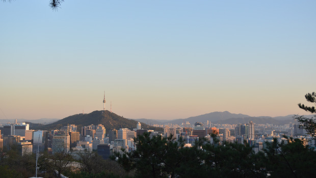 Lanskap Seoul dari Inwangsan. Di kejauhan, tampak Seoul Tower yang berada di area Namsan