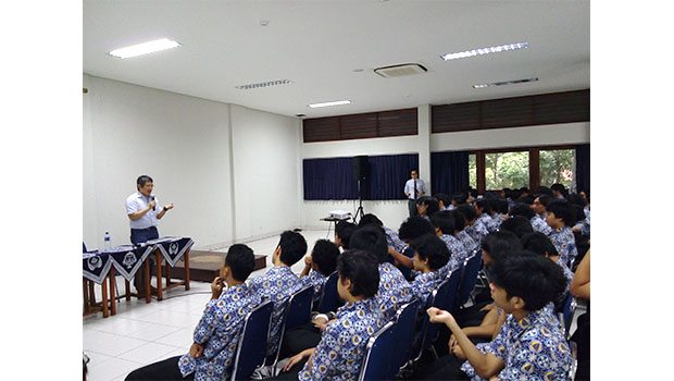 Pitoyo Hartono saat membawakan kuliah umum di SMA Pangudi Luhur I Jakarta