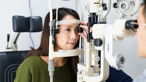 ilustrasi wanita memeriksa kondisi mata