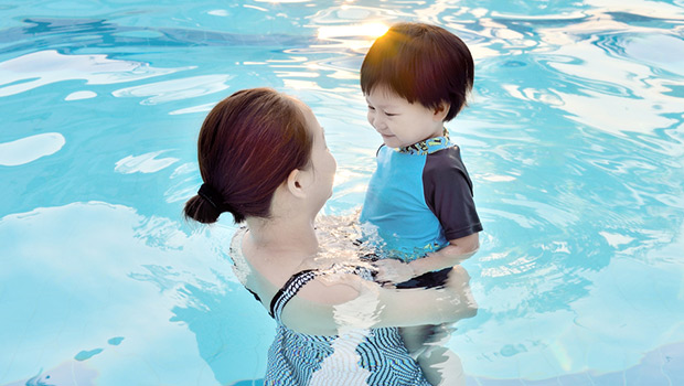 cara mengajarkan anak berenang