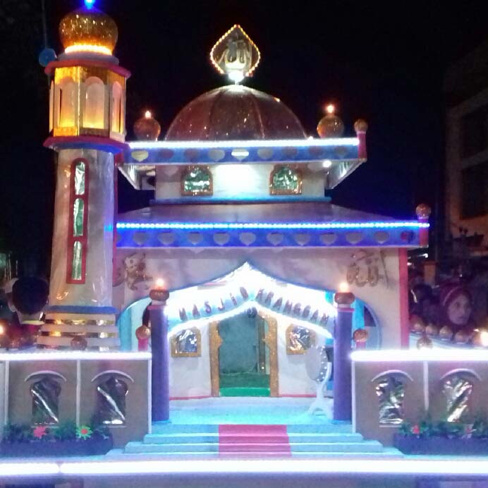 replika masjid tradisi malam takbiran
