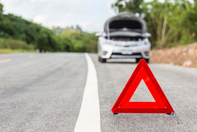 berhenti di bahu jalan menggunakan segitiga hazard