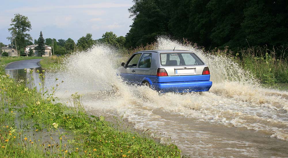 ilustrasi mobil melewati genangan air