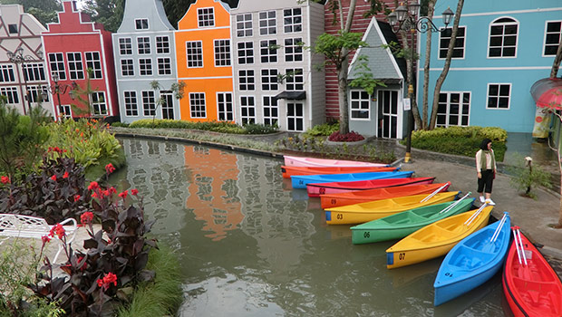 Di Bread House, wisatawan bisa membeli tiket untuk bermain perahu seperti di kanal-kanal Kota Venesia.