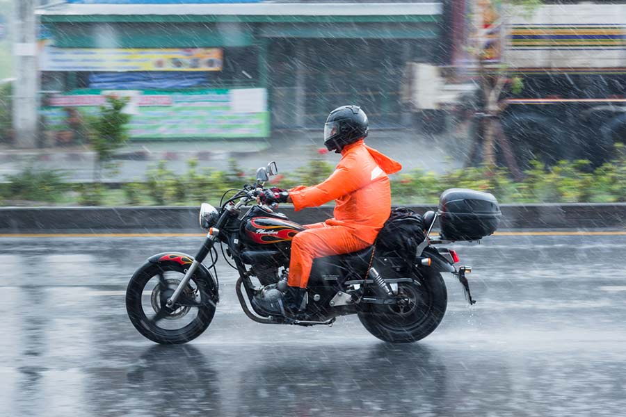 sepeda motor ketika hujan