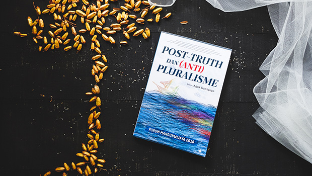 review buku post truth