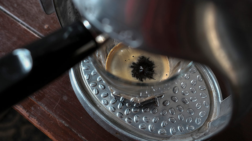 ilustrasi menuangkan kopi rempah rumahan (Iklan Kompas/E. Siagian).