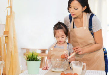 mengajarikan anak belajar memasak