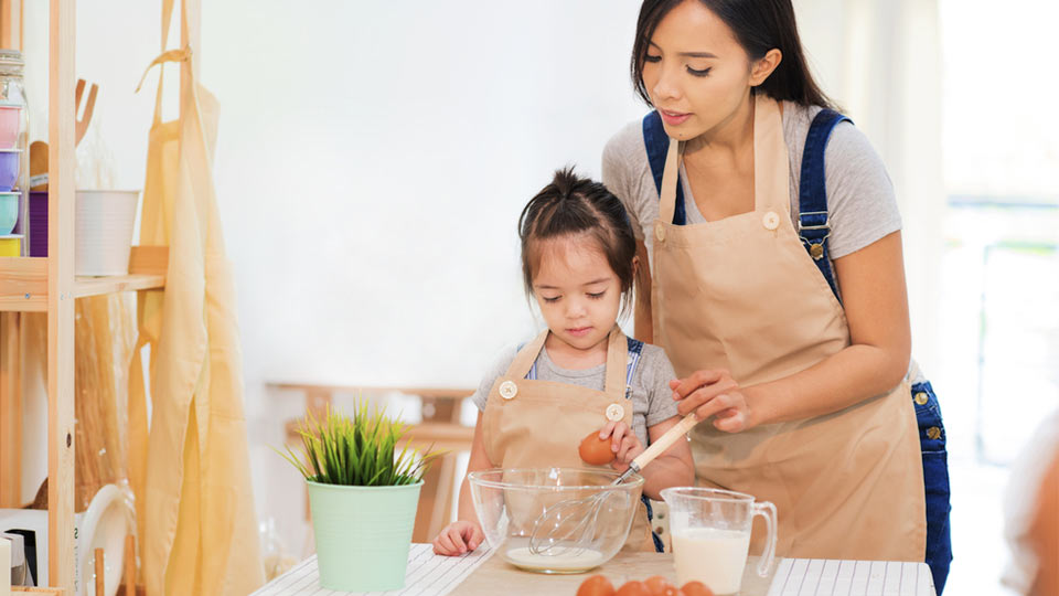 mengajarikan anak belajar memasak