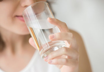 menjaga tubuh tetap terhidrasi dengan minum air putih