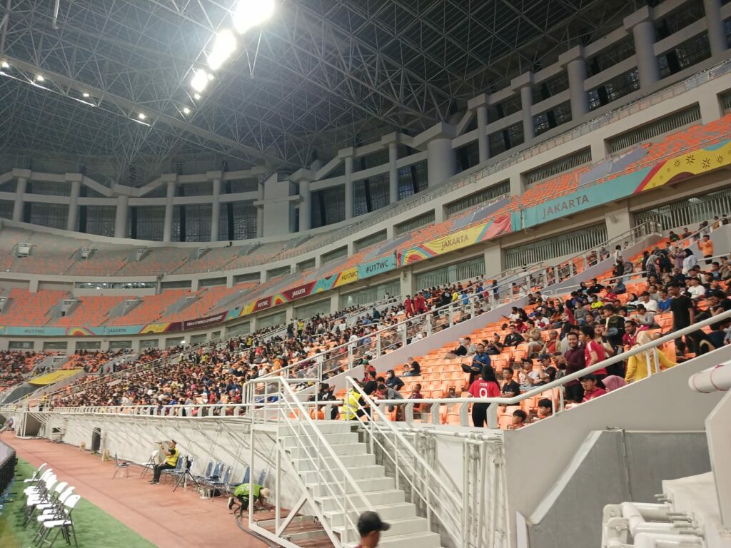 Menonton Pertandingan Olahraga di Stadion